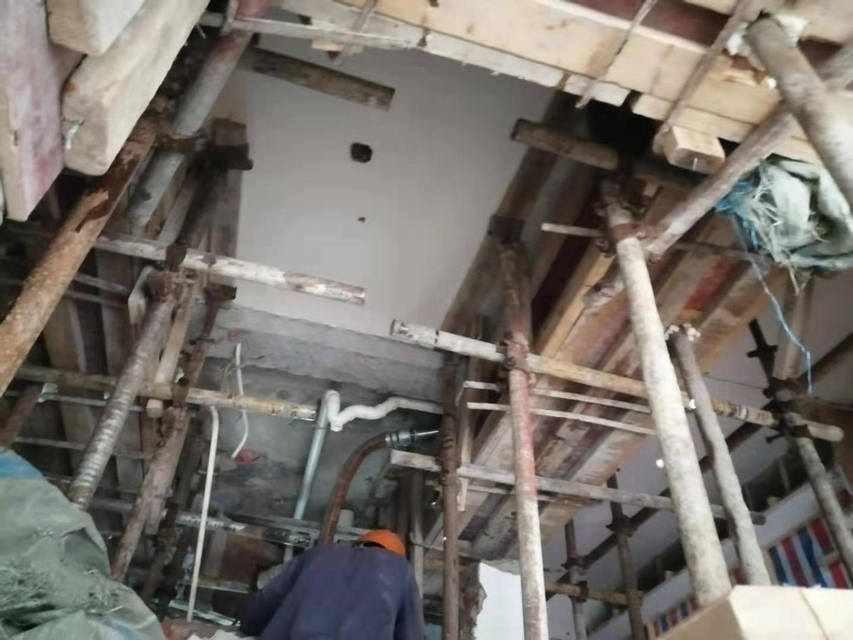 �����ש�������׵������ϣ�